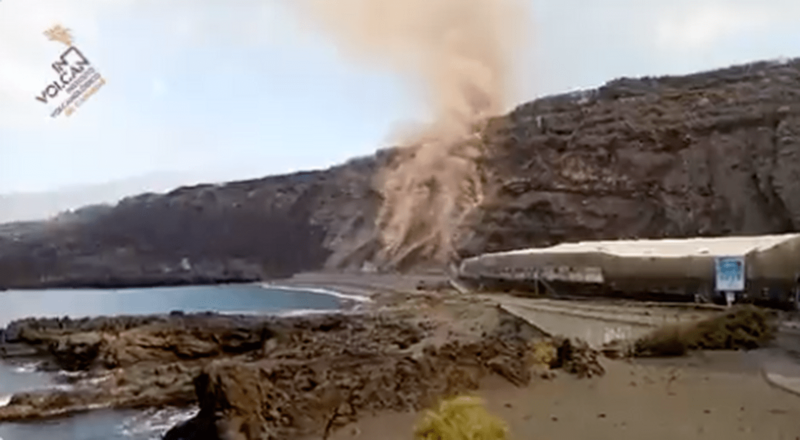 Imagen de la lava cayendo sobra la playa de los Guirres / Involcan